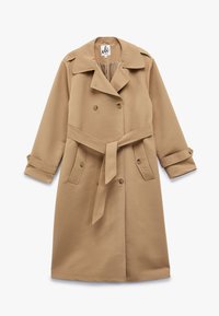 Gabardina beige con un diseño de doble botonadura, amplio cuello, cinturón de lazo en la cintura y bolsillos laterales. Tejido suave con puños.