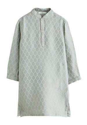 Kurta gris claro con un sutil patrón de hojas, cuello mandarín, tres botones blancos, mangas largas y aberturas laterales.