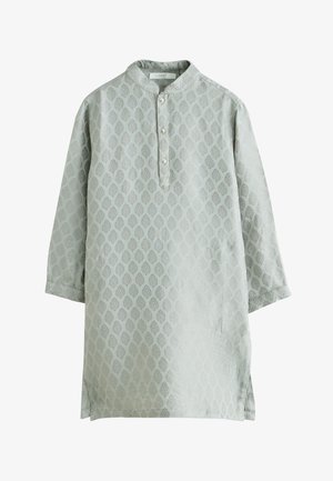 Svijetlosiva kurta s diskretnim uzorkom listova, mandarin ovratnik, tri bijela gumba, dugi rukavi i bočni prorezi.