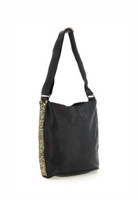 Borsa a spalla in pelle nera con finitura testurizzata, caratterizzata da un lato decorato con accenti metallici circolari e una larga tracolla regolabile.