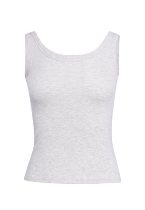Ærmeløs hvid ribbet tanktop med scoop-halsudskæring og tætsiddende talje på ensfarvet baggrund.