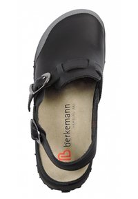 Schwarze Leder-Clog mit verstellbaren silbernen Schnallen, beige gepolsterte Einlegesohle mit der Marke "berkemann HAMBURG 1885" und grauem Gummikappe.