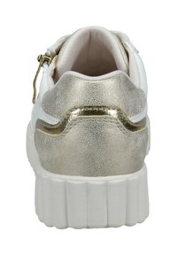 Weißer Sneaker mit einer strukturierten metallisch goldenen Ferse, rundem Absatz und einem Reißverschluss. Verfügt über eine geriffelte weiße Sohle für besseren Halt.