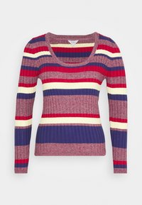 Pull à manches longues côtelé avec un col en forme de scoop, rayures multicolores en rouge, blanc, jaune et bleu sur un tissu texturé.