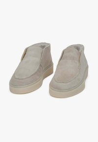 Jasnoszare zamszowe buty wsuwane z okrągłym noskiem, miękką wyściółką i grubą, kremową gumową podeszwą. Minimalistyczny design z prostym przeszyciem.