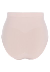 Culotte taille haute rose clair en tissu lisse et extensible avec une texture côtelée. Présente un design sans coutures et une couverture modérée.