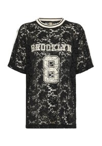 Juoda nėriniuota marškinėlių su trumpomis rankovėmis, apvalia iškirpte ir balta "BROOKLYN 8" grafika priekyje, su tekstūriniais gėlių raštais.