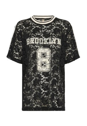 Čierne čipkované tričko s krátkymi rukávmi, okrúhlym výstrihom a bielou grafikou "BROOKLYN 8" na prednej strane, s textúrovanými kvetinovými vzormi.