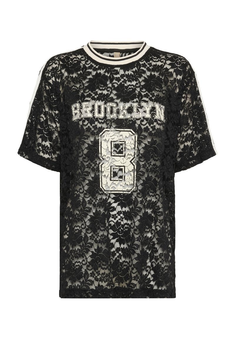 Juoda nėriniuota marškinėlių su trumpomis rankovėmis, apvalia iškirpte ir balta "BROOKLYN 8" grafika priekyje, su tekstūriniais gėlių raštais.