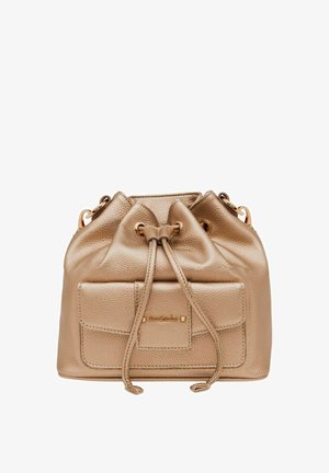 Gylden læder bucket taske med snøre lukning, struktureret overflade, frontlomme med dekorativ hardware og sideløkker til stropper.