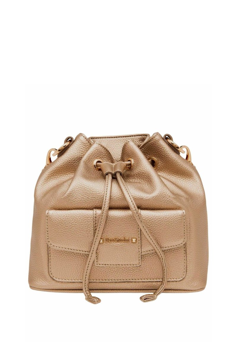 Gylden læder bucket taske med snøre lukning, struktureret overflade, frontlomme med dekorativ hardware og sideløkker til stropper.