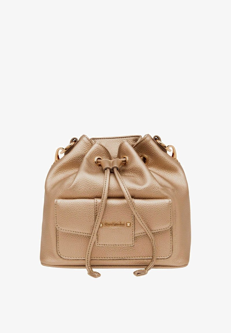 Gylden læder bucket taske med snøre lukning, struktureret overflade, frontlomme med dekorativ hardware og sideløkker til stropper.