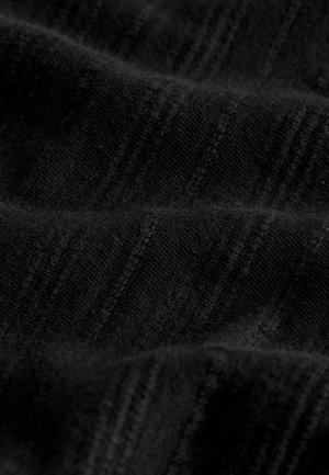 Juoda medžiaga su minkšta tekstūra ir subtiliu dryžuotu raštu. Medžiaga atrodo lengva ir šiek tiek drapiruota.