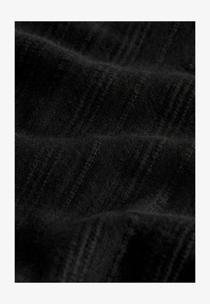 Juoda medžiaga su minkšta tekstūra ir subtiliu dryžuotu raštu. Medžiaga atrodo lengva ir šiek tiek drapiruota.