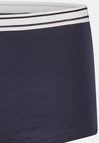 Marinblå bomullsblandning boxershorts med ett elastiskt midjeband i vitt och svart, med en slät, elastisk textur och figursydd design.