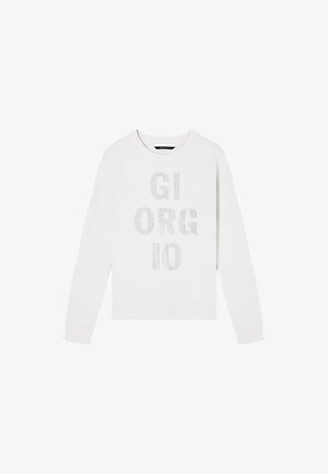 Sudadera blanca de manga larga, con cuello redondo, que presenta "GIORGIO" en letras plateadas brillantes en la parte frontal. Acabado de tela texturizada.