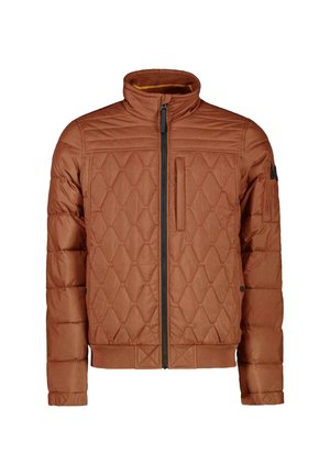 Gevoerde jas in gebrand oranje met een hoge kraag, voorrits en zijzak. Voorzien van ribgebreide manchetten en een contrasterende binnenvoering.