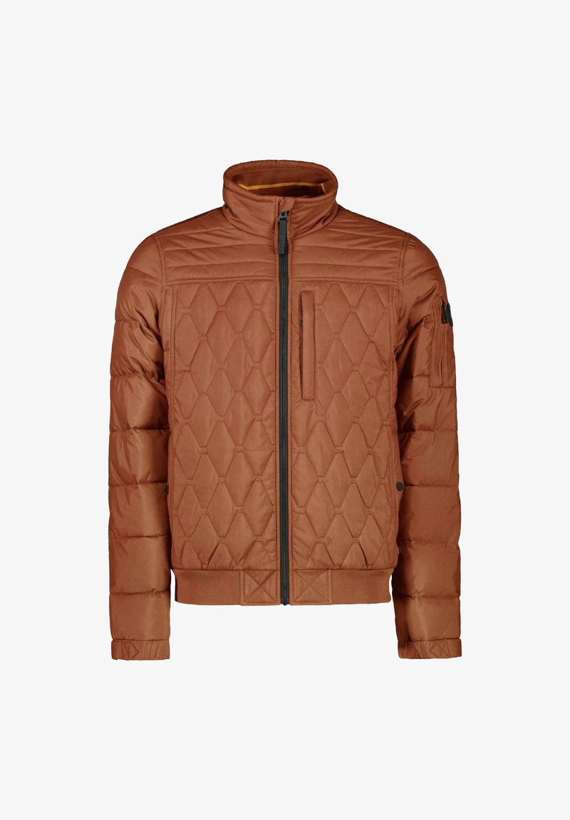 Gevoerde jas in gebrand oranje met een hoge kraag, voorrits en zijzak. Voorzien van ribgebreide manchetten en een contrasterende binnenvoering.