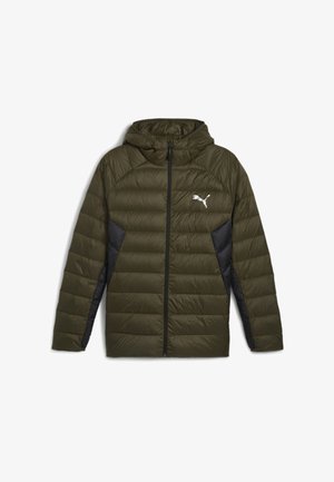 Olivgrüne Daunenjacke mit Kapuze, schwarzen Seitenpaneelen, Reißverschluss vorne und weißem Logo. Strukturiertes, gesteppte Design, leichtes Material.