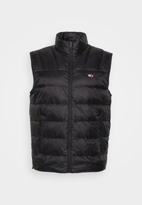 Czarna pikowana kamizelka z błyszczącego materiału, z wysokim kołnierzem i zapięciem na zamek z przodu. Zawiera małe logo po lewej stronie u góry.