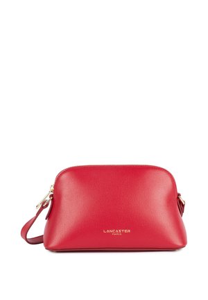 Borsa a mano in pelle rossa dal design arrotondato, con cerniera dorata e tracolla regolabile; presenta una superficie testurizzata e dettaglio con logo.