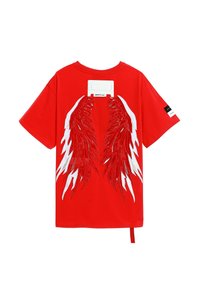 Camiseta roja de manga corta con alas bordadas en blanco y metálico en la parte posterior, con una etiqueta rectangular en el cuello y un detalle en el costado.