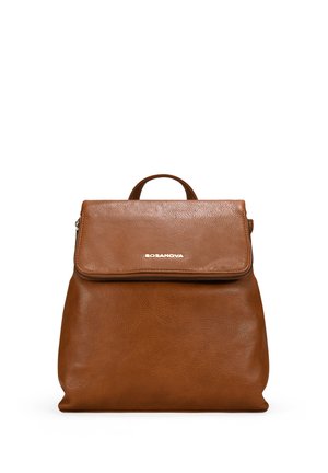 Mochila de cuero marrón con asa superior y cierre de solapa con el nombre de la marca BOSANOVA en letras doradas.