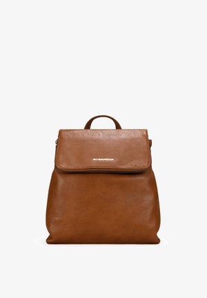 Mochila de cuero marrón con asa superior y cierre de solapa con el nombre de la marca BOSANOVA en letras doradas.