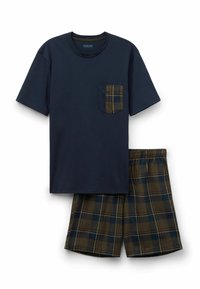 Marinblå bomullströja med en rutigt lapplom och rutiga shorts i mörkgrön, marinblå och vinröd färg. Lätt och avslappnad passform.