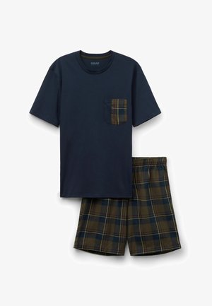 Granatowa bawełniana koszulka z kieszonką w kratę oraz szorty w kratę w ciemnozielonym, granatowym i burgundowym kolorze. Lekka i luźna forma.