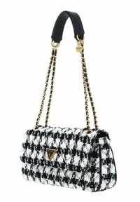 Sac à épaule à motif pied-de-poule noir et blanc avec une texture matelassée, des accents en chaîne dorée et une poignée supérieure en cuir noir.