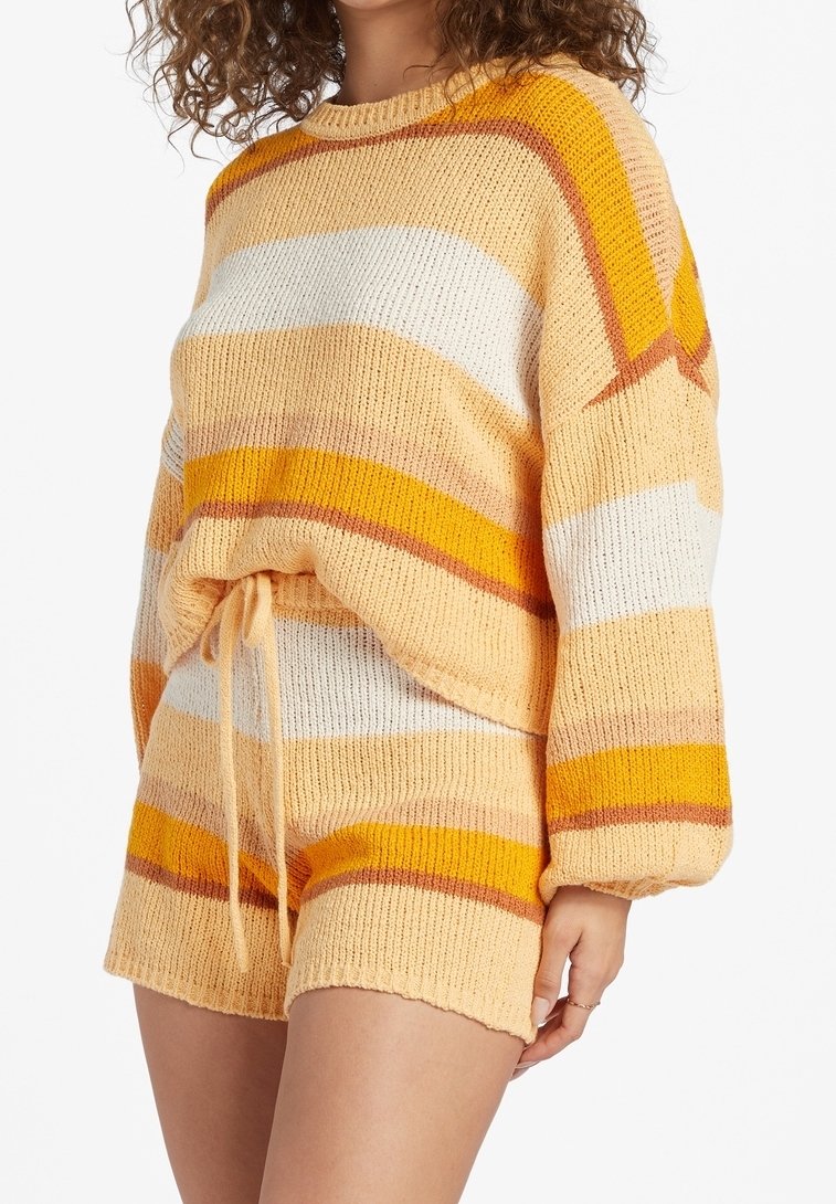 Brede twee-delige set met een losse, cropped trui en shorts in oranje en gele strepen met een gestructureerde afwerking en een tailleband met trekkoord.