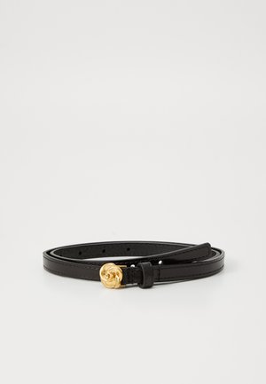 Cintura in pelle nera con una fibbia a forma di rosa dorata. Texture liscia, design sottile e numerosi fori per una regolazione della misura.