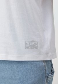 adidas Performance LOGO TEE - Trükipildiga T-särk - white