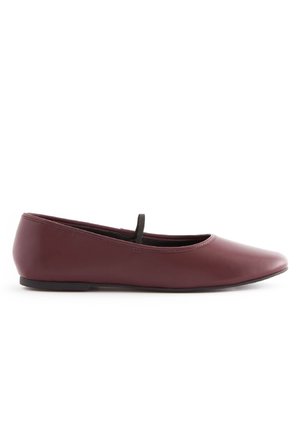 Ballerines en cuir bordeaux avec un bout rond, une fine sangle élastique noire sur le dessus du pied, et une semelle en caoutchouc plate. Texture lisse.