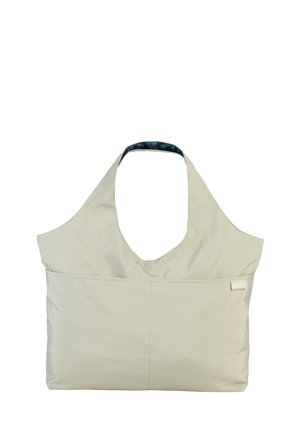 Bolso tote beige con asas anchas y una pequeña etiqueta externa en la parte superior derecha, mostrado sobre un fondo blanco.