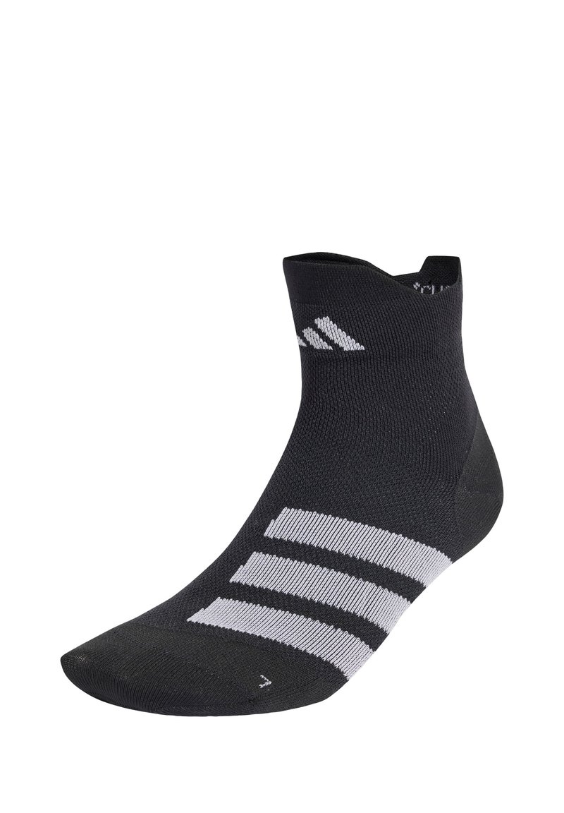 Chaussette de sport noire avec un design de cheville courte, présentant trois accents en rayures blanches et une finition texturée pour une meilleure adhérence.
