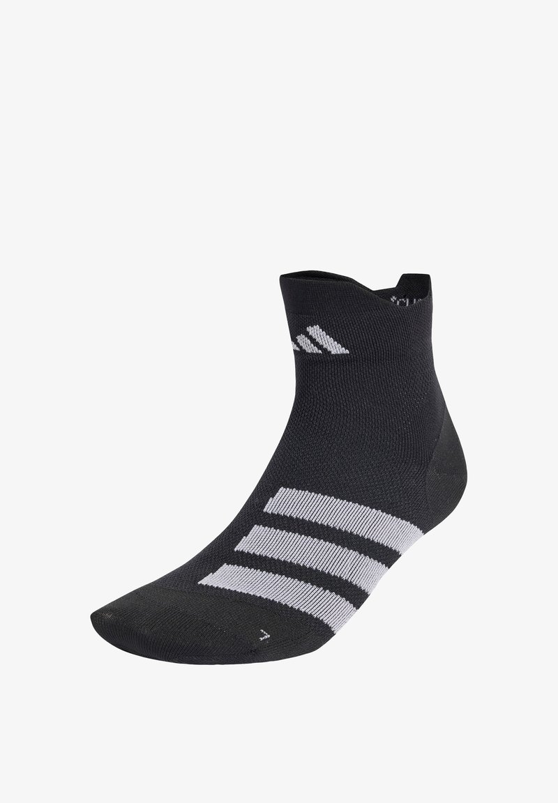 Chaussette de sport noire avec un design de cheville courte, présentant trois accents en rayures blanches et une finition texturée pour une meilleure adhérence.