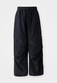 Sorte letvægts nylon cargo bukser med elastisk talje, justerbar snor og flere lagrede lommer på benene.