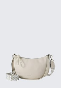 Borsa in pelle color crema con finitura liscia, forma curva e tracolla intrecciata con motivi geometrici. Presenti accessori in metallo argentato.