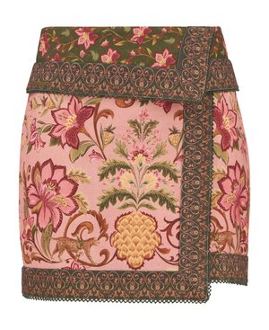Mini-jupe brodée de fleurs en rose, avec des détails verts au niveau de la taille, ornée de motifs complexes et d'un ourlet festonné.