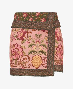 Mini-jupe brodée de fleurs en rose, avec des détails verts au niveau de la taille, ornée de motifs complexes et d'un ourlet festonné.