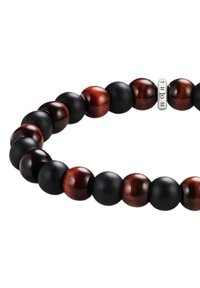 Bracciale di perline con alternate perline in legno nero opaco e rosso scuro lucido. Include una perla d'accento in argento incisa con "THOM."