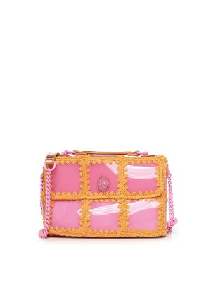 Bolso rectangular rosa con paneles brillantes enmarcados por crochet naranja y una correa rosa retorcida, con una pequeña gema decorativa en la parte frontal.