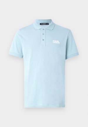 Polo bleu clair en tissu doux, doté d'un col classique, de trois boutons et d'un logo blanc "KARL LAGERFELD" sur la poitrine.