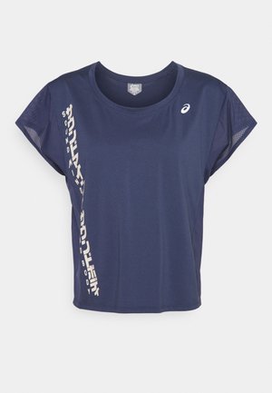 Granatowy sportowy top z krótkim rękawem i siateczkowymi rękawami, okrągłym dekoltem, białym pionowym napisem po lewej stronie oraz białym logo ASICS na prawej piersi.