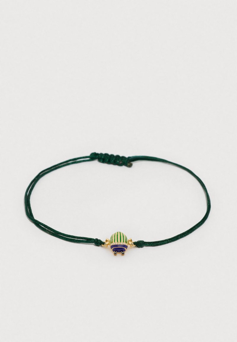Πράσινο ρυθμιζόμενο βραχιόλι με κορδόνι, με ένα μικρό στρογγυλό μενταγιόν που έχει πράσινες και μωβ ρίγες και χρυσές λεπτομέρειες.