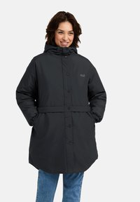 Zwarte, geïsoleerde lange jas met een hoge kraag en capuchon, voorzien van een ceintuur en drukknoopsluiting; gladde textuur, casual ontwerp.