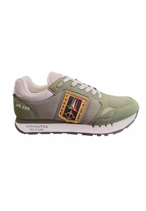 Sneaker sportivo verde realizzato con materiali misti, sopracollo testurizzato, lacci bianchi, una patch con logo e una suola bianca a contrasto con marchio.