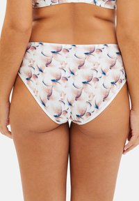 Bas de bikini taille haute en tissu doux avec un motif floral comportant des teintes de pêche, rose et bleu. Bords sans couture pour un ajustement élégant.